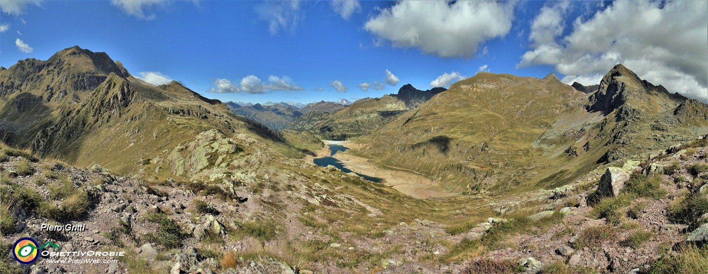 31 Dalla Cima di Mezzeno ci abbassiamo al Passo dei Laghi Gemelli.jpg